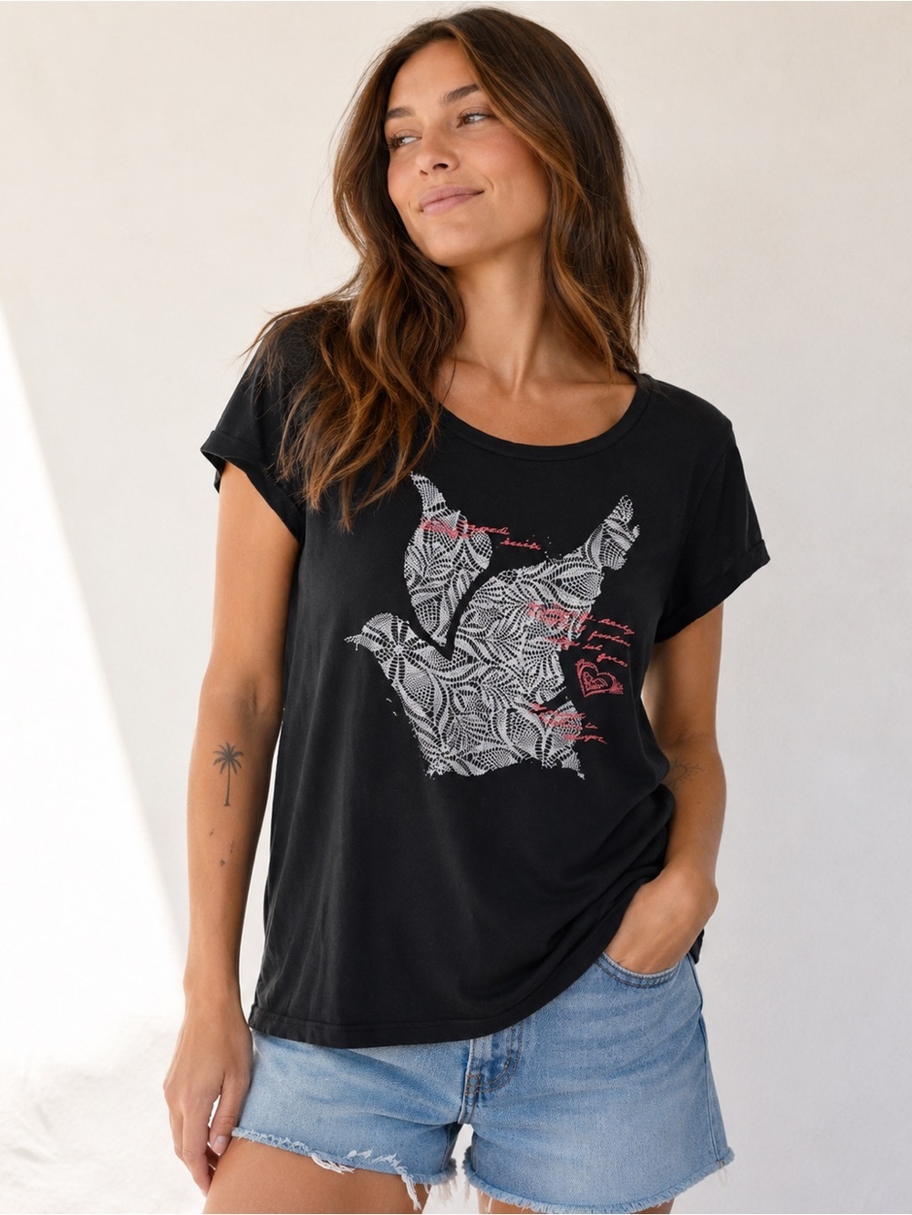 Roxy Black and Pink Graphic Tee Size XL Casual Streetwear Surf Skater Beachwear